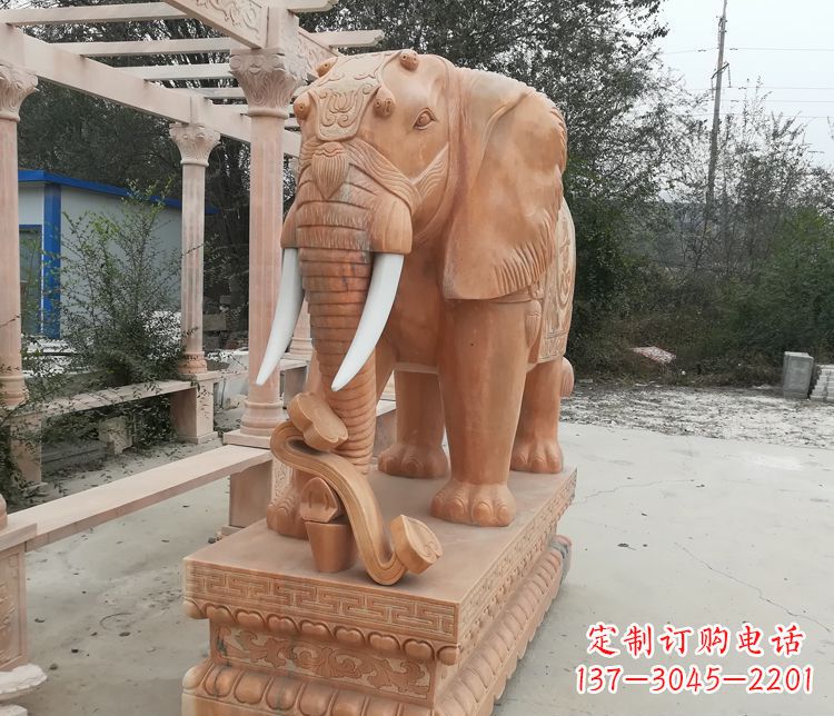 连云港鼻卷如意的大象晚霞红门口镇宅石雕