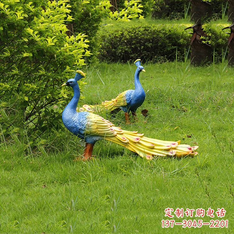 连云港玻璃钢孔雀雕塑——艺术点缀公园草坪