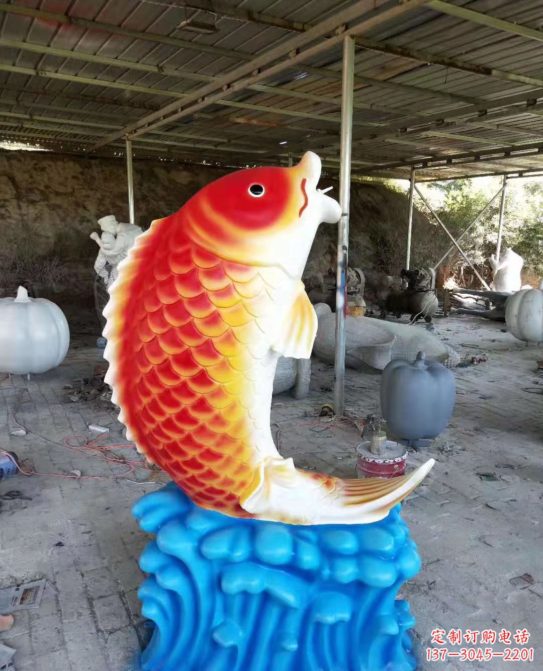 连云港玻璃钢制作的精美鲤鱼喷泉雕塑