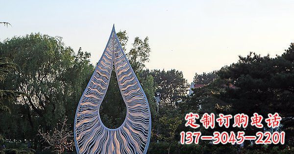 连云港水滴雕塑给公园带来流动的美