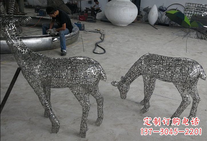 连云港不锈钢动物镂空鹿雕塑精美的艺术品