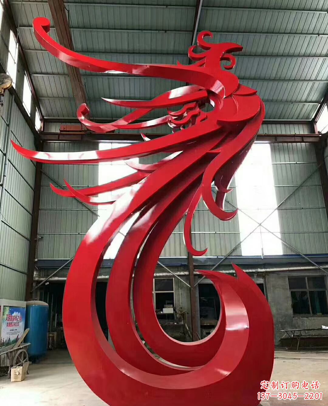 连云港不锈钢凤凰雕塑象征着新生的力量