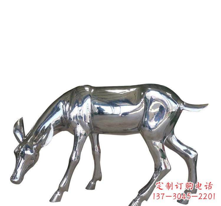 连云港不锈钢公园草坪上的鹿雕塑——让美景更加完美
