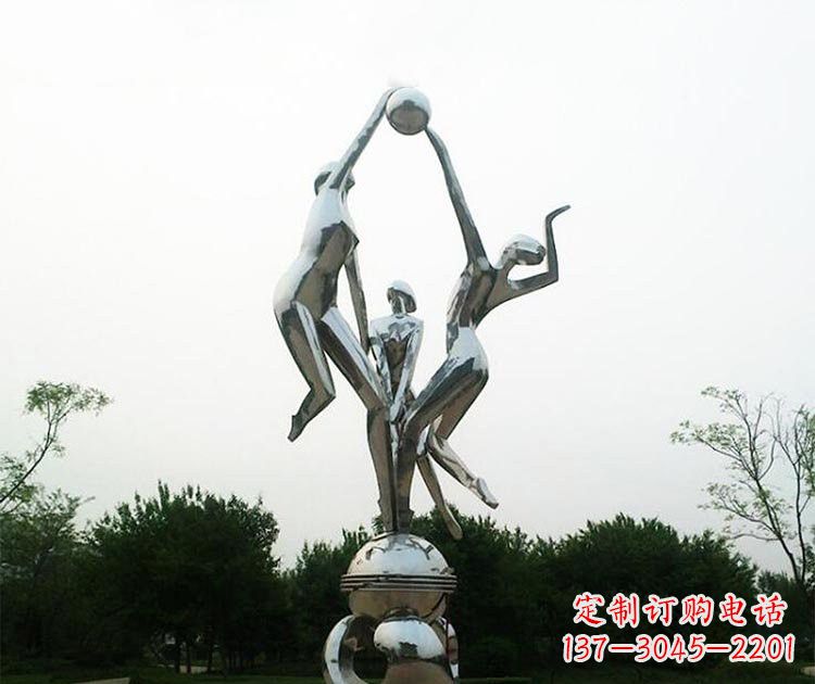 连云港不锈钢公园打排球的女孩雕塑