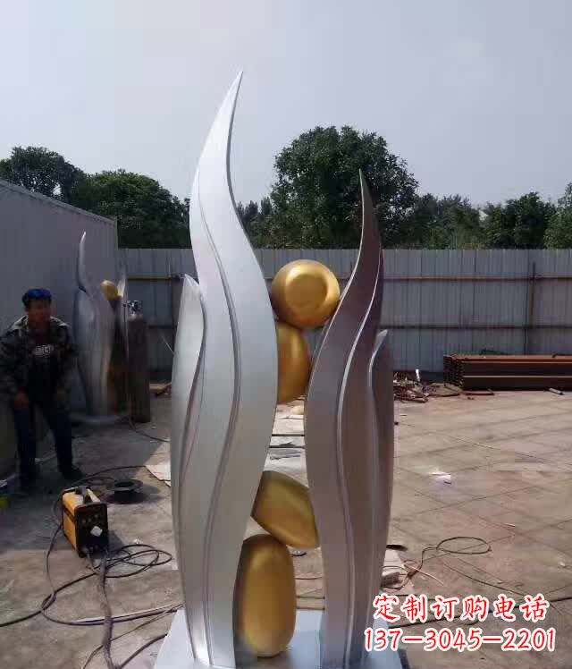 连云港不锈钢广场翅膀雕塑象征着自由之翼