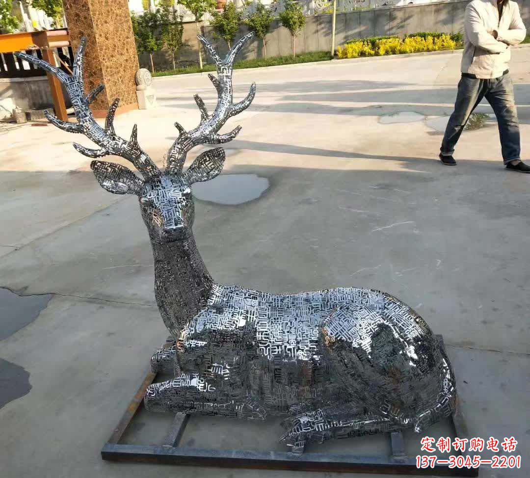 连云港梅花鹿雕塑点缀不锈钢广场星空