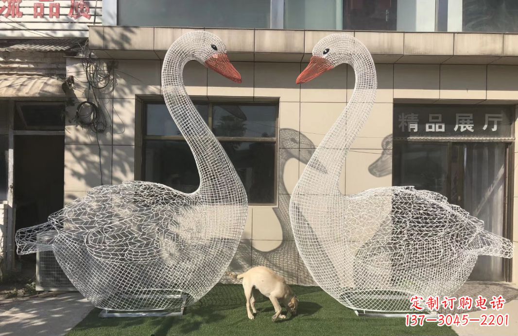 连云港不锈钢镂空天鹅雕塑给室外增添美感