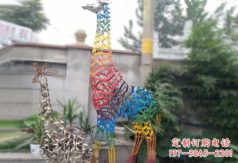 连云港长颈鹿雕塑优雅而古典的艺术