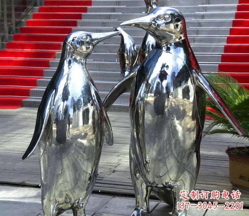 连云港不锈钢企鹅雕塑传递着浓浓爱意