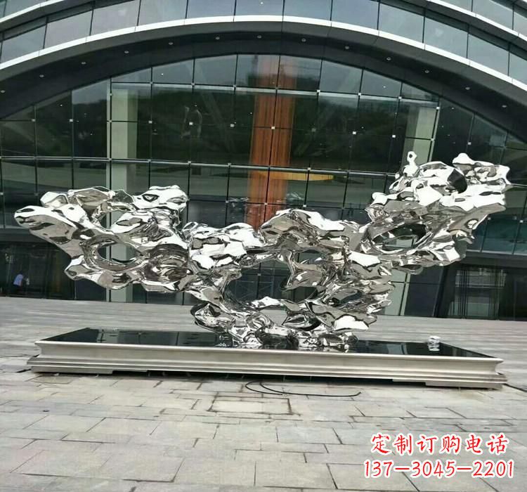 连云港灵动的太湖石雕塑