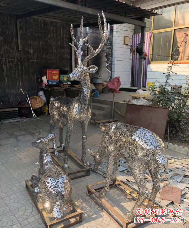 连云港不锈钢庭院里的梅花鹿雕塑