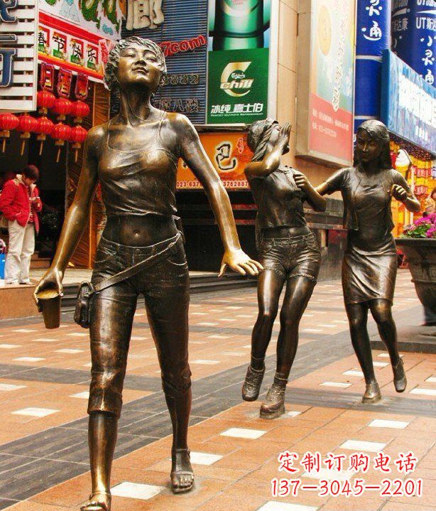 连云港步行街逛街的女孩以铜雕的形式永久保存