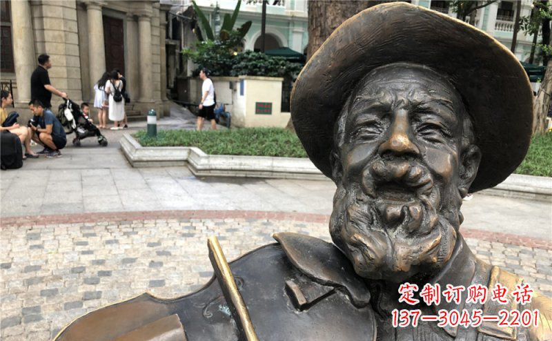 连云港步行街拉小提琴的老人景观铜雕