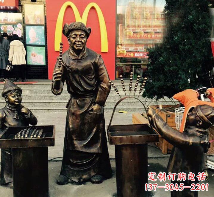 连云港步行街上的糖葫芦铜雕