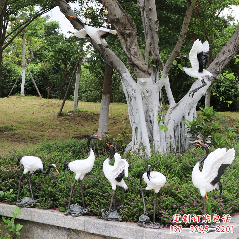 连云港池塘中的雕塑仙鹤