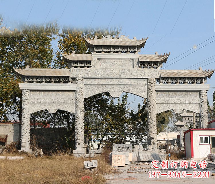 连云港村镇门口的石雕牌坊展现精湛工艺