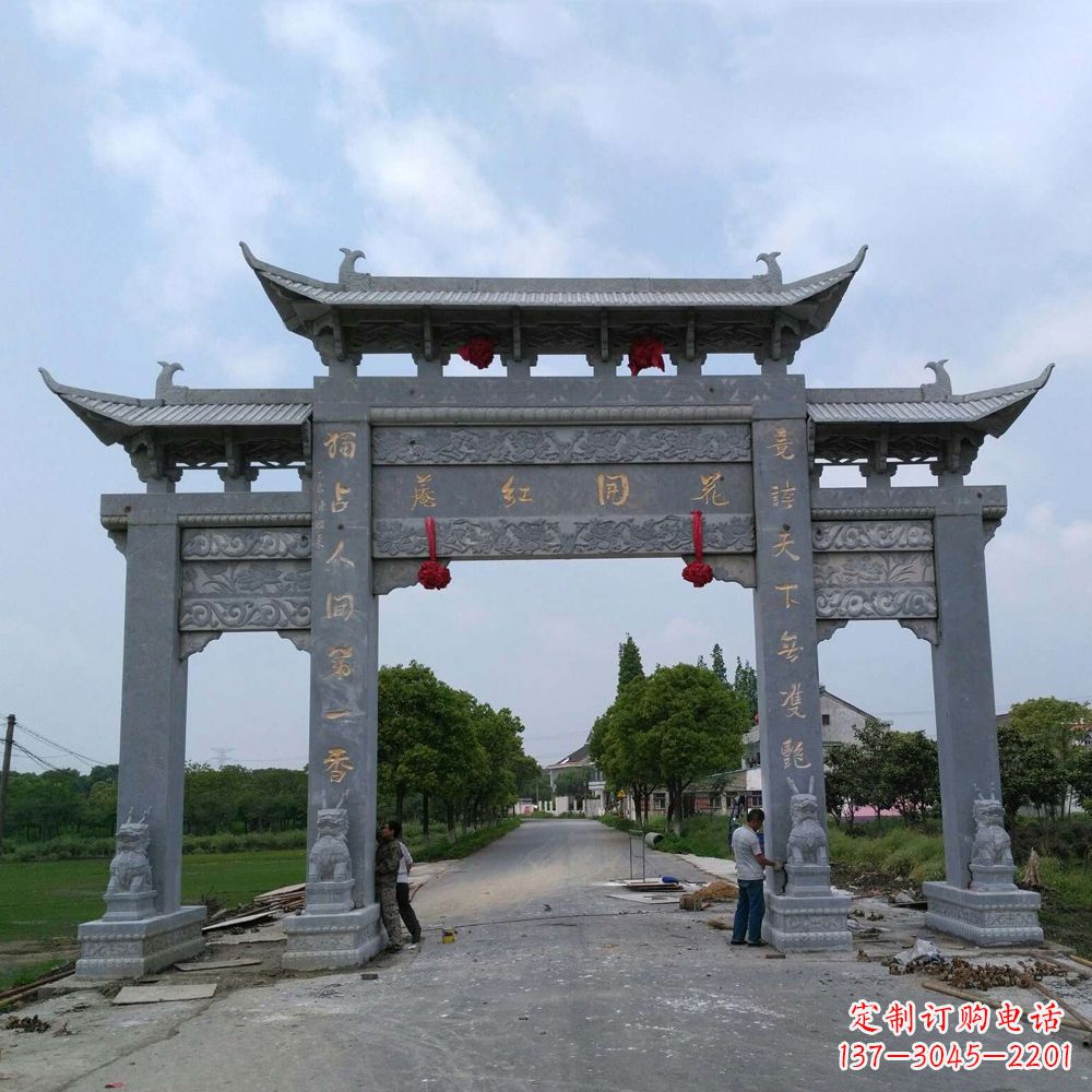 连云港青石三门牌坊雕塑传承中国古典文化