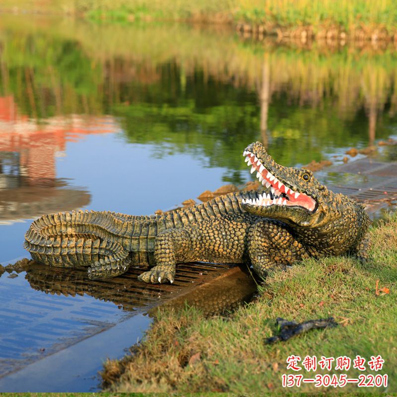 连云港仿真鳄鱼雕塑湿地公园水塘水景动物摆件