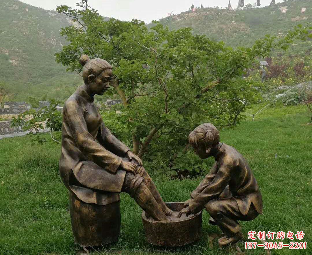 连云港给母亲洗脚的孩童雕塑