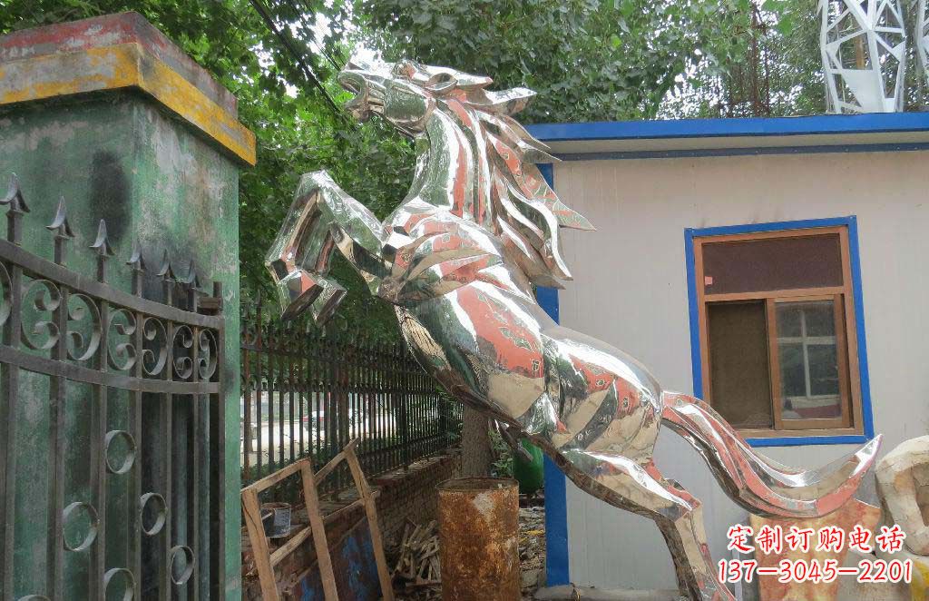 连云港优雅凌厉的不锈钢奔跑马雕塑