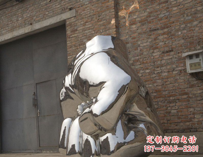 连云港冰冷威力,让精神抖动的不锈钢拳头雕塑