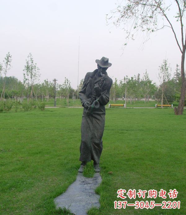 连云港公园吹萨克斯人物铜雕