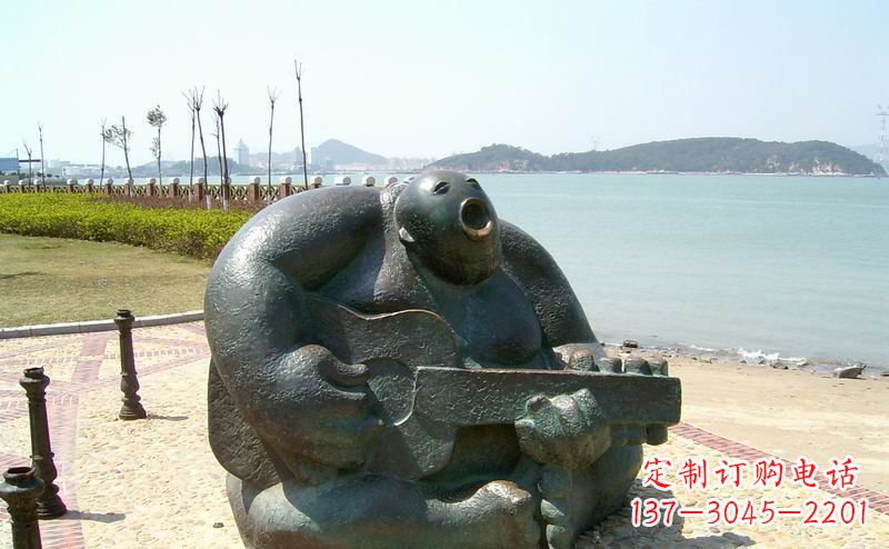 连云港音乐驻足,公园弹吉他铜雕
