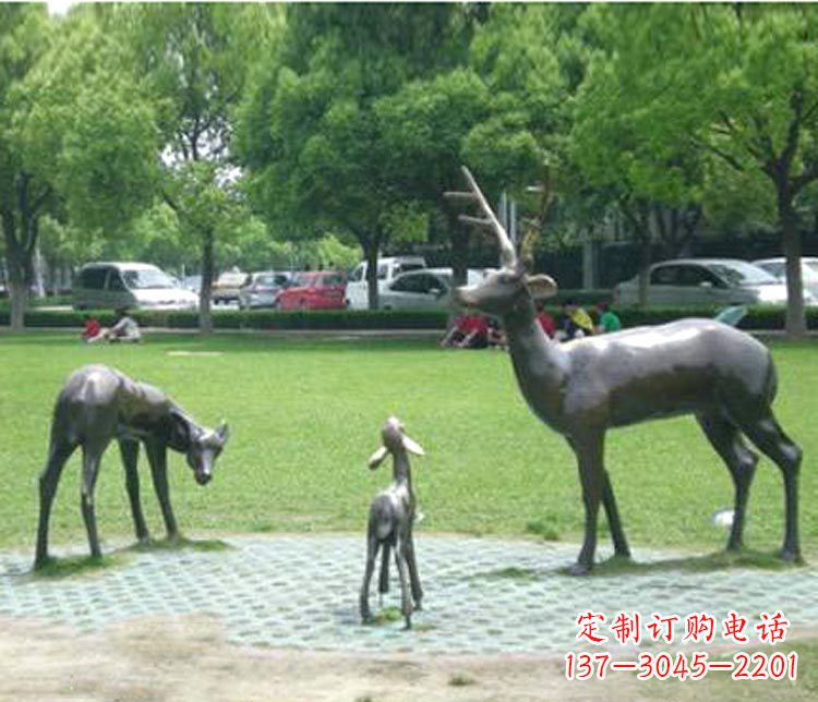 连云港梦幻般的雕塑——梅花鹿一家三口铜雕