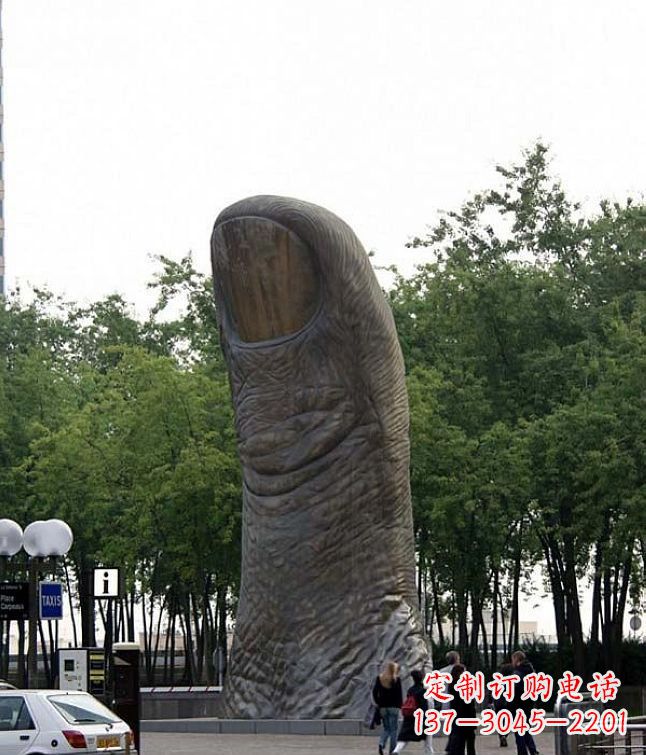 连云港公园竖着的大拇指景观铜雕
