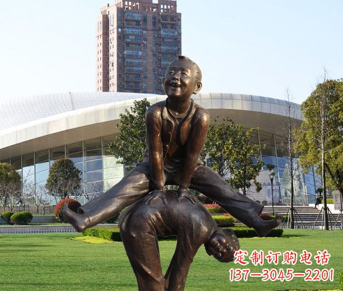 连云港公园跳山羊的儿童铜雕