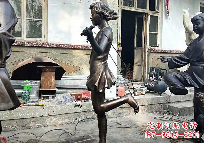 连云港公园跳绳小女孩铜雕