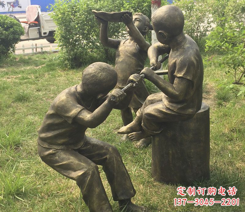 连云港公园玩水的儿童铜雕