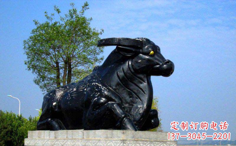 连云港公园卧着的牛动物铜雕