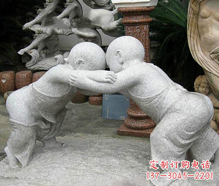 连云港公园小品两个小孩摔跤石雕