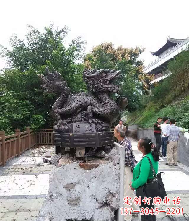 连云港青龙神兽雕塑，神态凝重，气势磅礴