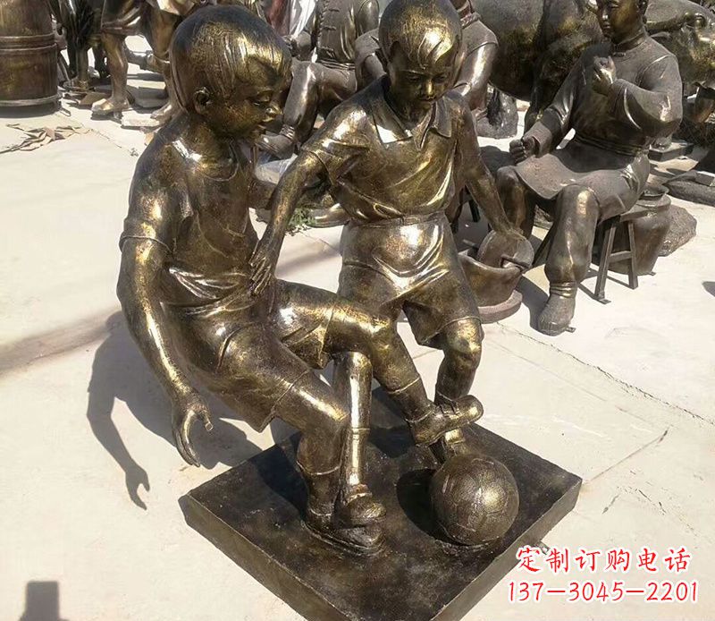 连云港踢足球的儿童铜雕