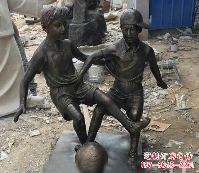 连云港踢足球公园人物铜雕