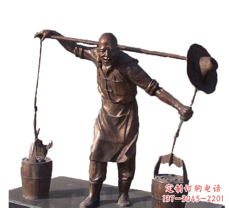 连云港挑扁担的老人铜雕