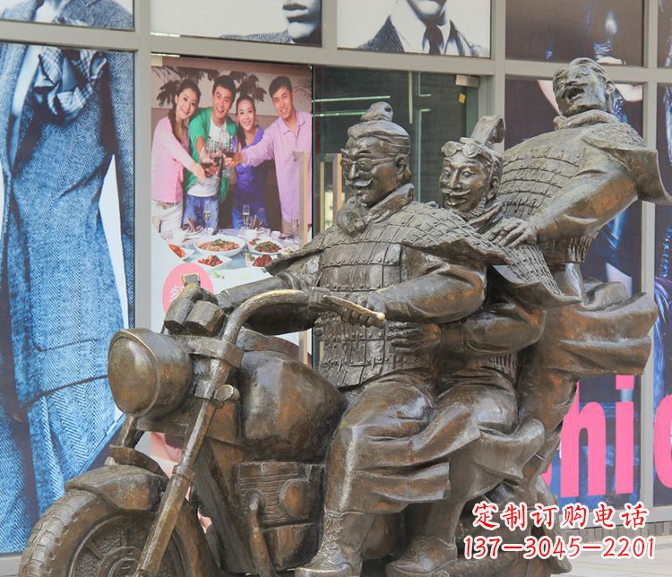 连云港铜雕步行街骑摩托人物雕塑