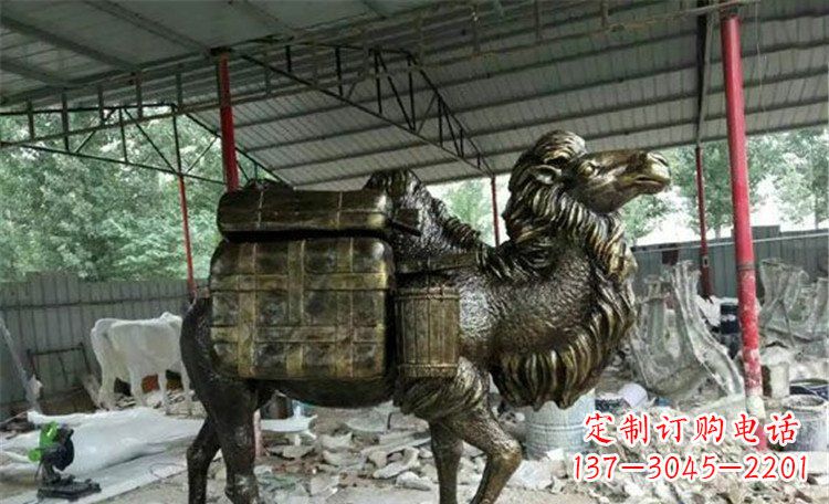 连云港拖行李的骆驼动物铜雕 (2)