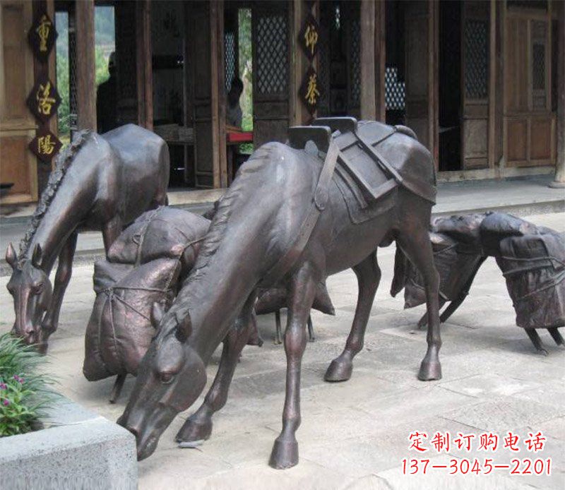 连云港拖行李的马动物铜雕