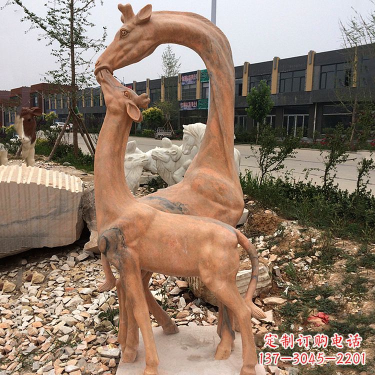 连云港晚霞红石雕长颈鹿-校园公园母子亲情景观雕塑