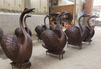 连云港中领雕塑天鹅铜雕是一款精美的艺术作品，既…