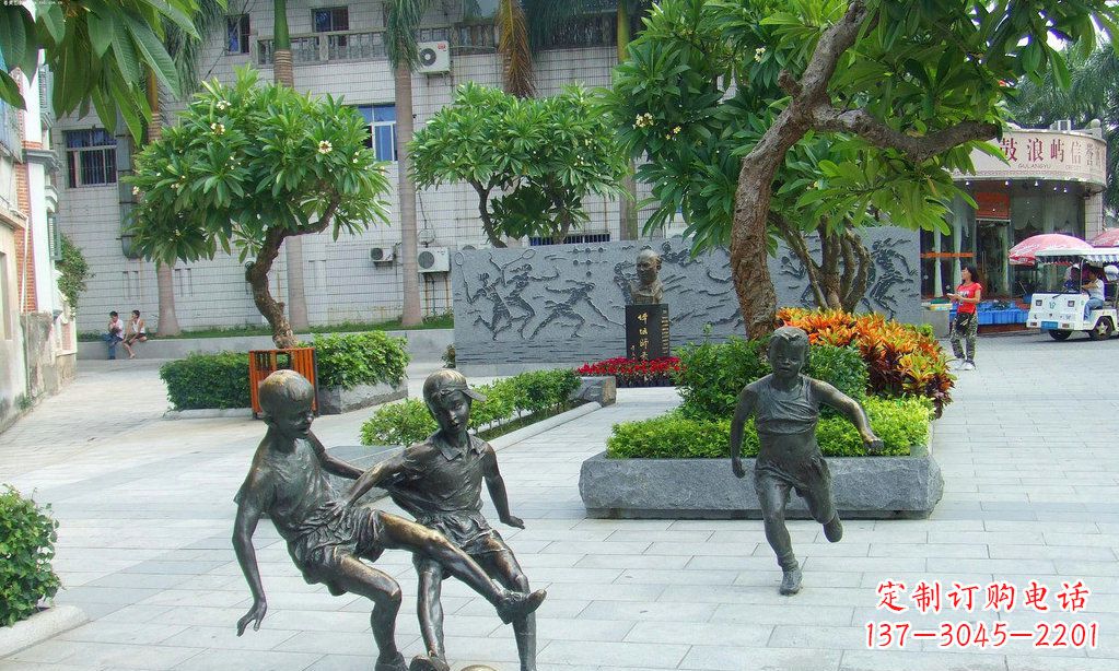 连云港小孩踢足球铜雕
