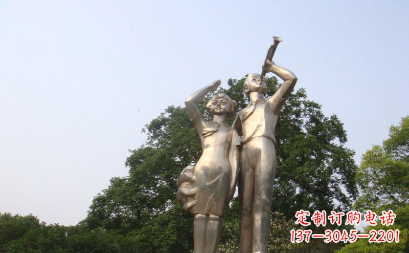 连云港校园吹军号敬礼的小学生人物景观铜雕