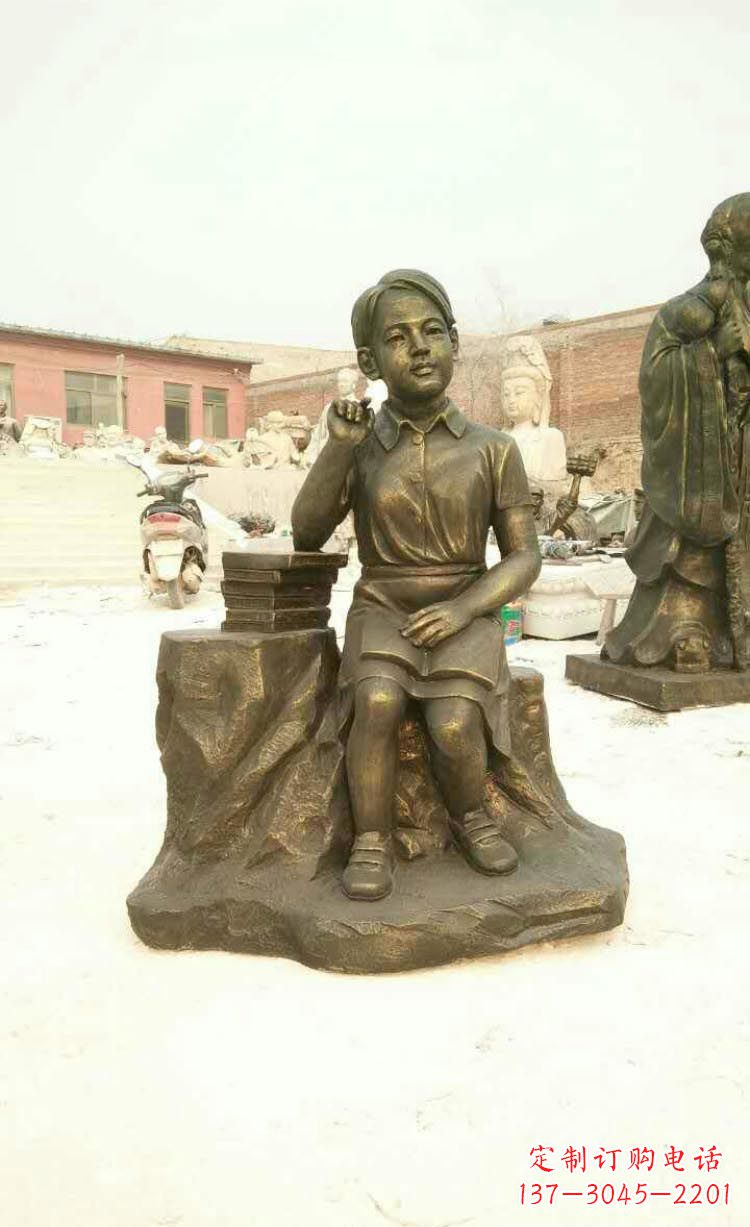 连云港校园看书思考的学生铜雕