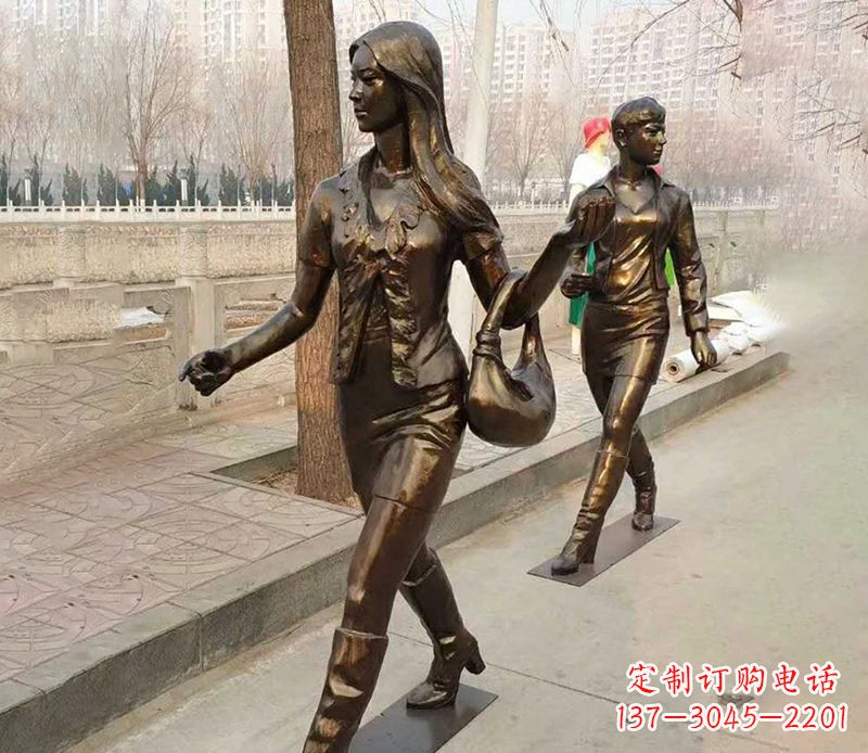 连云港行走的女人街边人物铜雕