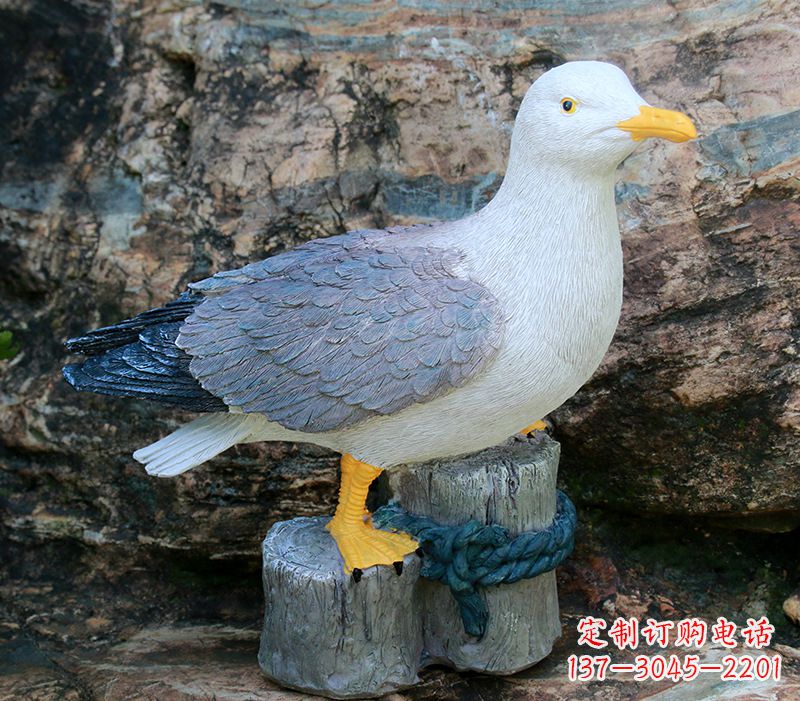 连云港一手托鸽子 一手拿书本的雕塑像