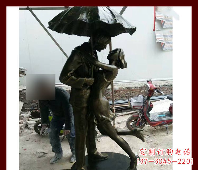 连云港雨伞下拥抱的情侣铜雕