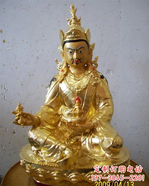 连云港铸铜贴金藏佛莲花生大士雕塑